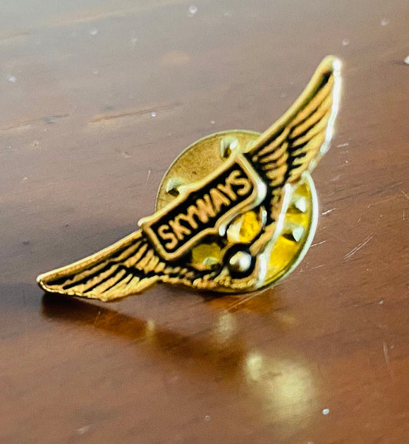 Petite Vintage Gold Tone Skyways Wings Brooch Pin Badge